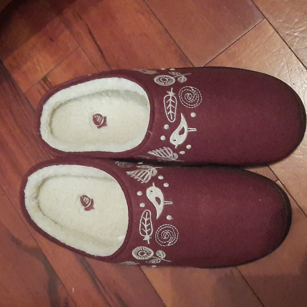 Women New Acorn Slippers Sz. 6 1/2 - 7 1/2